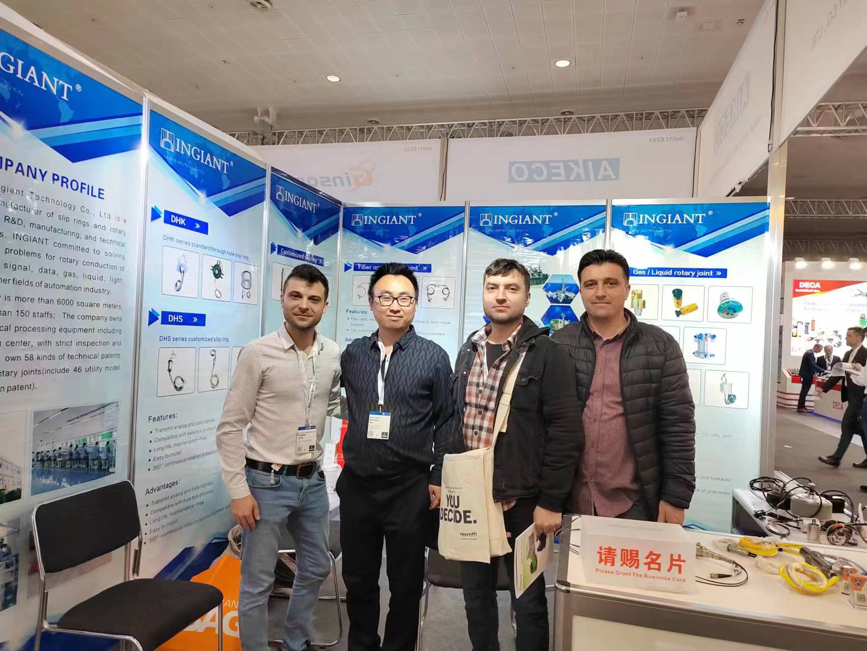 九江91精品国产麻豆国产自产在线科技在德国工业博览会与国外客户合影